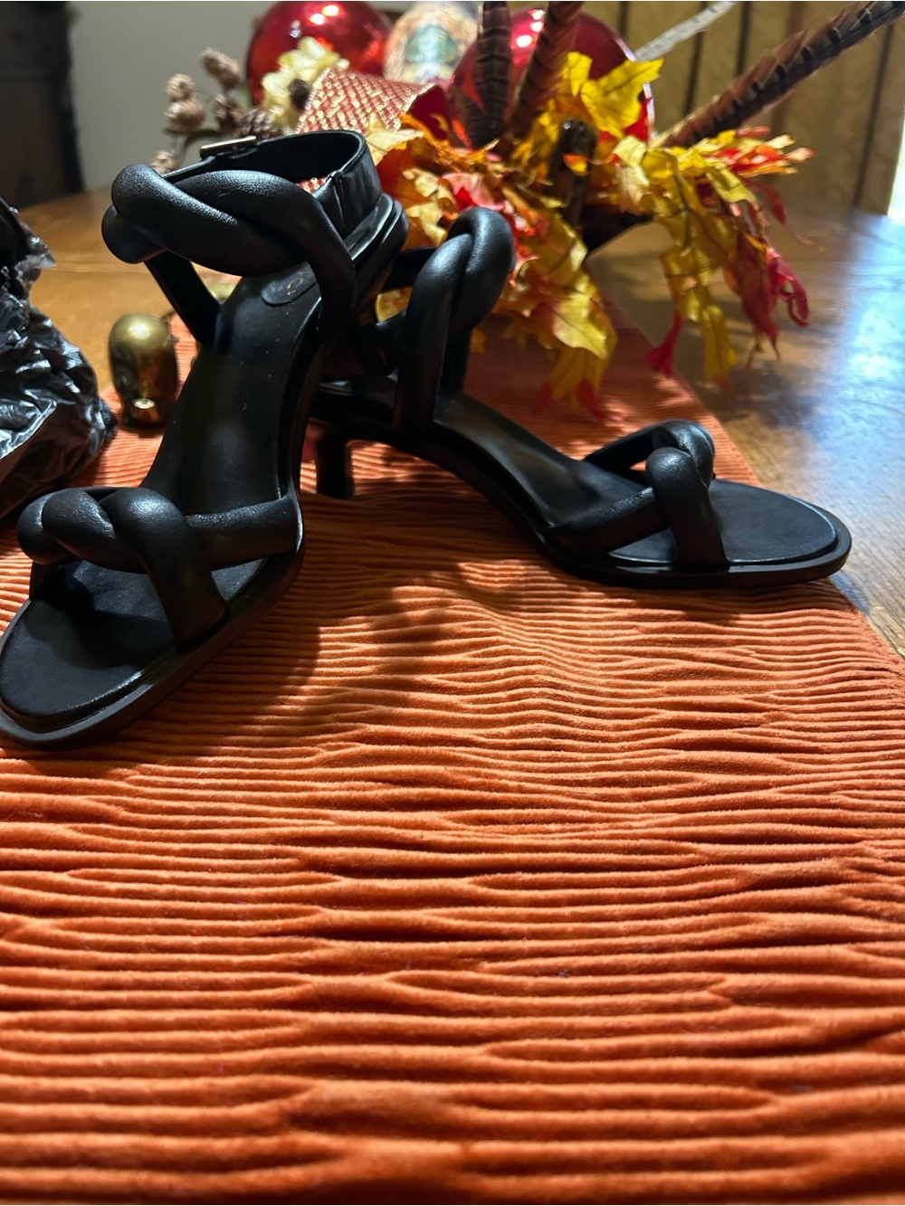 woman Vionic kitten heels black